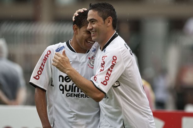 CORINTHIANS X SERTAOZINHO - Chicão comemora seu gol com Dentinho em um lance da partida realizada esta tarde no estádio do Pacaembu, zona oeste da cidade, válida pela 7ª rodada do Campeonato Paulista 2010
