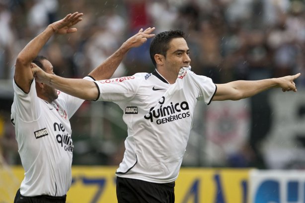 CORINTHIANS X SERTAOZINHO - Chicão comemora seu gol com Iarley(e) em um lance da partida realizada esta tarde no estádio do Pacaembu, zona oeste da cidade, válida pela 7ª rodada do Campeonato Paulista 2010