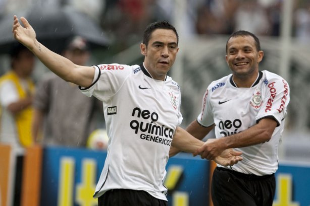 CORINTHIANS X SERTAOZINHO - Chicão comemora sue gol com Iarley em um lance da partida realizada esta tarde no estádio do Pacaembu, zona oeste da cidade, válida pela 7ª rodada do Campeonato Paulista 2010