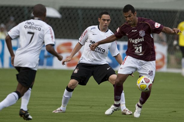 CORINTHIANS X SERTAOZINHO - Chicão e Mendes em um lance da partida realizada esta tarde no estádio do Pacaembu, zona oeste da cidade, válida pela 7ª rodada do Campeonato Paulista 2010