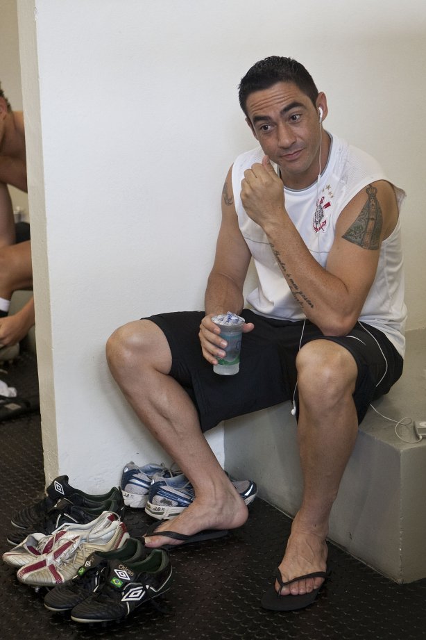 CORINTHIANS X SERTAOZINHO - Chicão nos vestiários antes da partida realizada esta tarde no estádio do Pacaembu, zona oeste da cidade, válida pela 7ª rodada do Campeonato Paulista 2010
