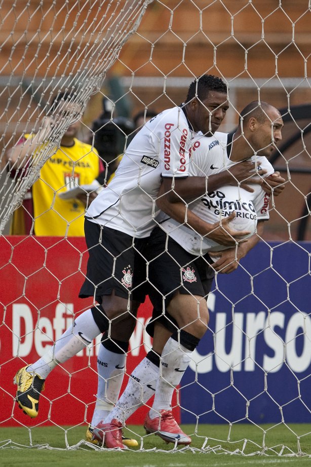 CORINTHIANS X SERTAOZINHO - Edno fez o quarto gol do Corinthians e homenageou sua esposa que esta gravida, com Jucilei na foto, em um lance da partida realizada esta tarde no estádio do Pacaembu, zona oeste da cidade, válida pela 7ª rodada do Campeonato Paulista 2010