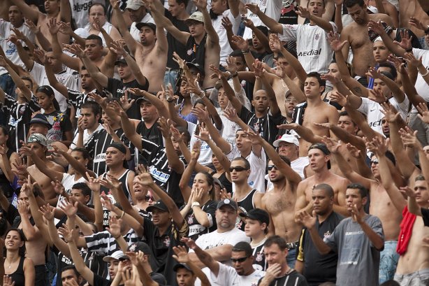 CORINTHIANS X SERTAOZINHO - em um lance da partida realizada esta tarde no estádio do Pacaembu, zona oeste da cidade, válida pela 7ª rodada do Campeonato Paulista 2010
