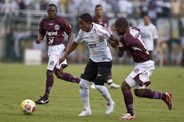 CORINTHIANS X SERTAOZINHO - em um lance da partida realizada esta tarde no estádio do Pacaembu, zona oeste da cidade, válida pela 7ª rodada do Campeonato Paulista 2010