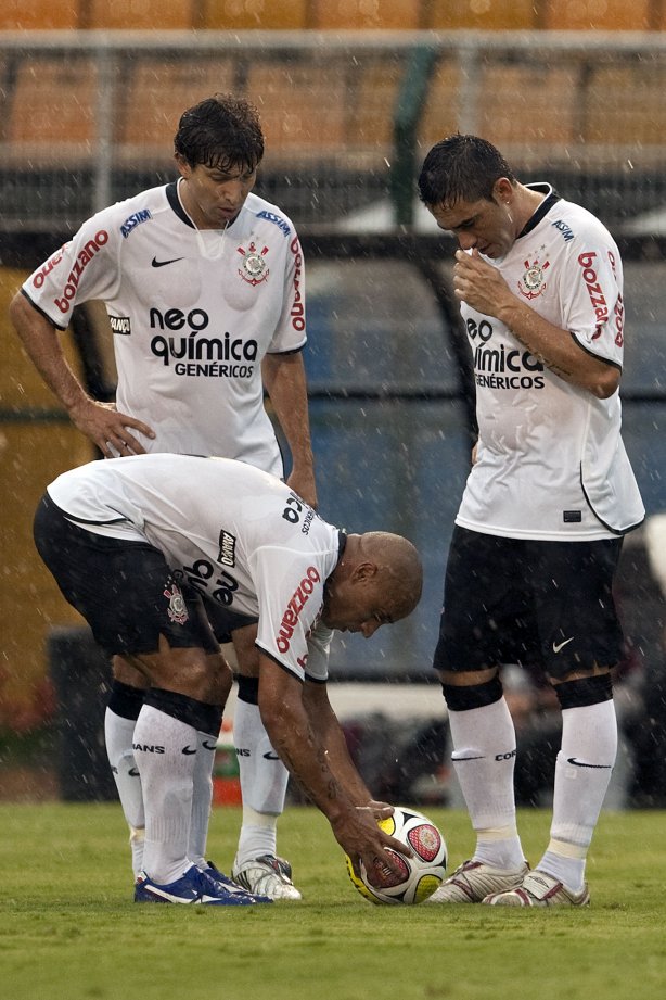 CORINTHIANS X SERTAOZINHO - em um lance da partida realizada esta tarde no estádio do Pacaembu, zona oeste da cidade, válida pela 7ª rodada do Campeonato Paulista 2010