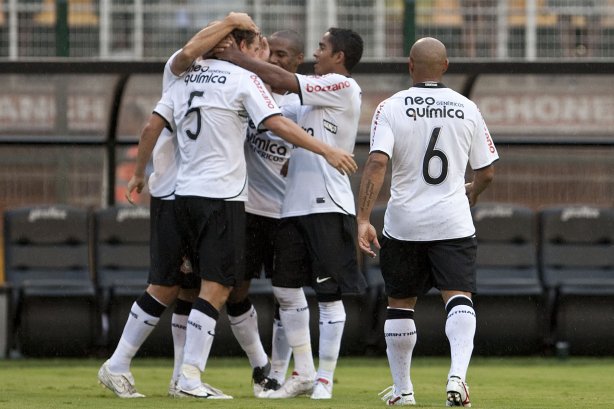 CORINTHIANS X SERTAOZINHO - em um lance da partida realizada esta tarde no estádio do Pacaembu, zona oeste da cidade, válida pela 7ª rodada do Campeonato Paulista 2010