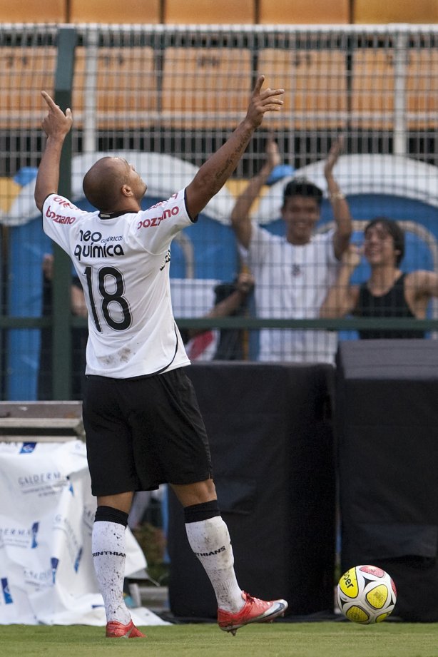 CORINTHIANS X SERTAOZINHO - em um lance da partida realizada esta tarde no estádio do Pacaembu, zona oeste da cidade, válida pela 7ª rodada do Campeonato Paulista 2010
