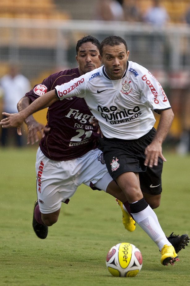 CORINTHIANS X SERTAOZINHO - em um lance da partida realizada esta tarde no estádio do Pacaembu, zona oeste da cidade, válida pela 7ª rodada do Campeonato Paulista 2010