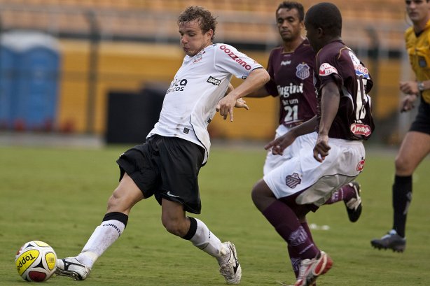 CORINTHIANS X SERTAOZINHO - em um lance da partida realizada esta tarde no estádio do Pacaembu, zona oeste da cidade, válida pela 7ª rodada do Campeonato Paulista 2010