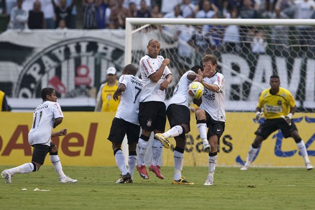CORINTHIANS X SERTAOZINHO - em um lance da partida realizada esta tarde no estádio do Pacaembu, zona oeste da cidade, válida pela 7ª rodada do Campeonato Paulista 2010