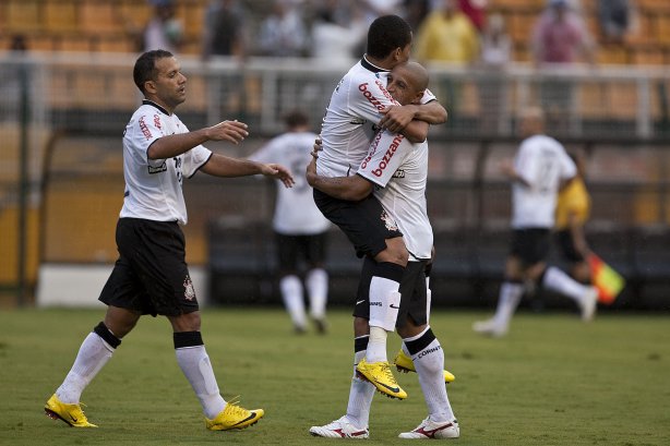 CORINTHIANS X SERTAOZINHO - em um lance da partida realizada esta tarde no estádio do Pacaembu, zona oeste da cidade, válida pela 7ª rodada do Campeonato Paulista 2010