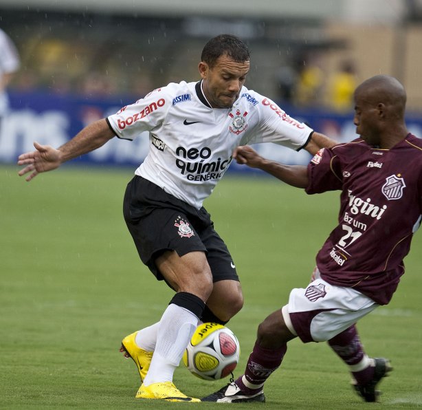 CORINTHIANS X SERTAOZINHO - Iarley e João Paulo em um lance da partida realizada esta tarde no estádio do Pacaembu, zona oeste da cidade, válida pela 7ª rodada do Campeonato Paulista 2010