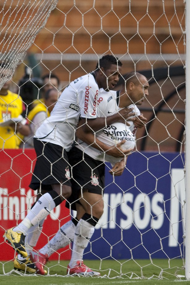 CORINTHIANS X SERTAOZINHO - Jucilei comemora gol com Edno, que homenageou sua esposa que esta gravida, em um lance da partida realizada esta tarde no estádio do Pacaembu, zona oeste da cidade, válida pela 7ª rodada do Campeonato Paulista 2010