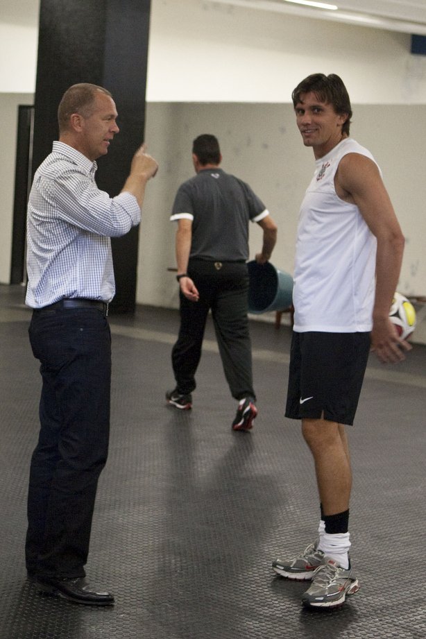 CORINTHIANS X SERTAOZINHO - Mano Menezes e Paulo André nos vestiários antes da partida realizada esta tarde no estádio do Pacaembu, zona oeste da cidade, válida pela 7ª rodada do Campeonato Paulista 2010