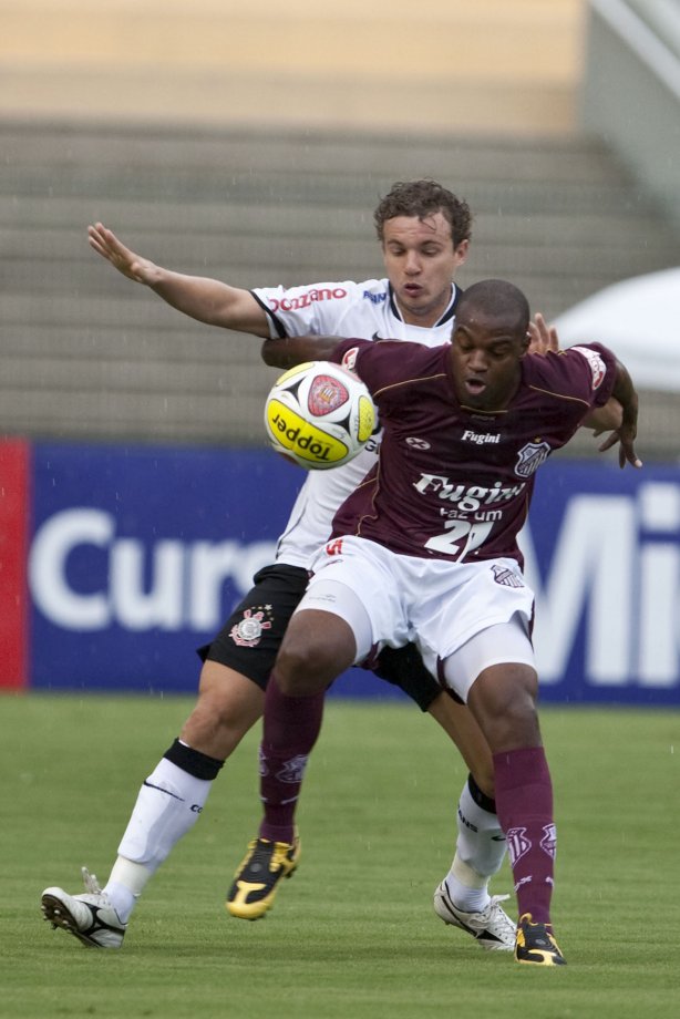 CORINTHIANS X SERTAOZINHO - Marcelo Mattos e Marcus Vinicius em um lance da partida realizada esta tarde no estádio do Pacaembu, zona oeste da cidade, válida pela 7ª rodada do Campeonato Paulista 2010