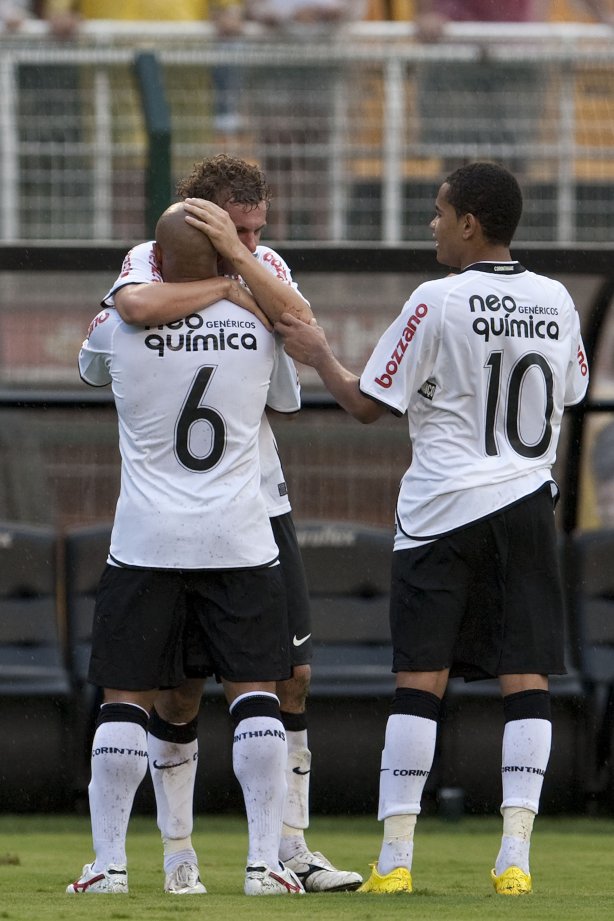 CORINTHIANS X SERTAOZINHO - Marcelo Mattos que fez o terceiro gol do Corinthians, comemora com Roberto Carlos que lhe deu o passe e Dentinho em um lance da partida realizada esta tarde no estádio do Pacaembu, zona oeste da cidade, válida pela 7ª rodada do Campeonato Paulista 2010