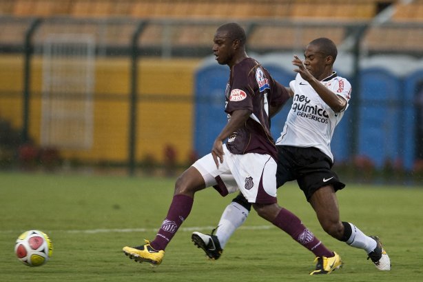 CORINTHIANS X SERTAOZINHO - Marcus Vinicius e Elias em um lance da partida realizada esta tarde no estádio do Pacaembu, zona oeste da cidade, válida pela 7ª rodada do Campeonato Paulista 2010