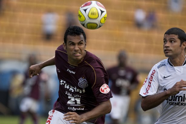 CORINTHIANS X SERTAOZINHO - Mendes e William em um lance da partida realizada esta tarde no estádio do Pacaembu, zona oeste da cidade, válida pela 7ª rodada do Campeonato Paulista 2010