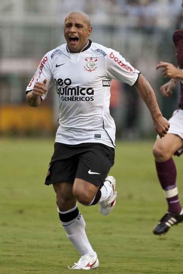 CORINTHIANS X SERTAOZINHO - Roberto Carlos em um lance da partida realizada esta tarde no estádio do Pacaembu, zona oeste da cidade, válida pela 7ª rodada do Campeonato Paulista 2010