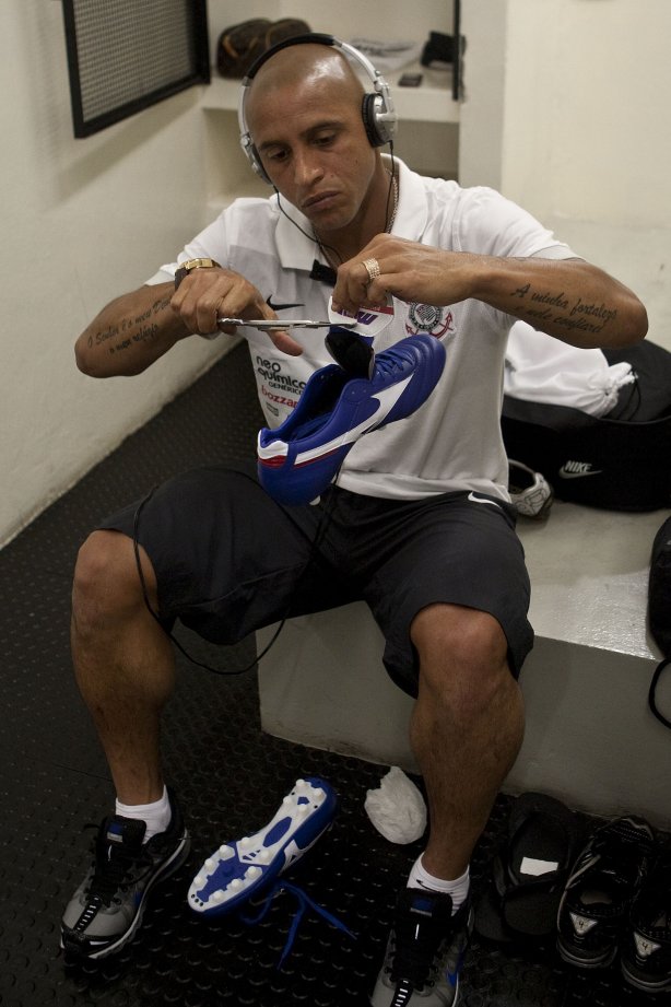CORINTHIANS X SERTAOZINHO - Roberto Carlos nos vestiários antes da partida realizada esta tarde no estádio do Pacaembu, zona oeste da cidade, válida pela 7ª rodada do Campeonato Paulista 2010