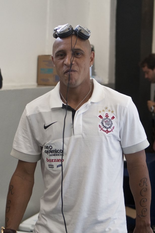 CORINTHIANS X SERTAOZINHO - Roberto Carlos nos vestiários antes da partida realizada esta tarde no estádio do Pacaembu, zona oeste da cidade, válida pela 7ª rodada do Campeonato Paulista 2010