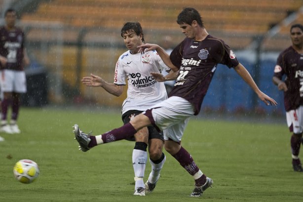 CORINTHIANS X SERTAOZINHO - Tcheco e Pablo em um lance da partida realizada esta tarde no estádio do Pacaembu, zona oeste da cidade, válida pela 7ª rodada do Campeonato Paulista 2010