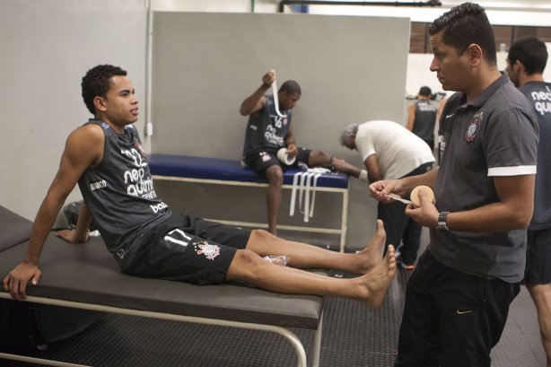 CORINTHIANS/BRASIL X INDEPENDIENTE/COLOMBIA - Dentinho e o enfermeiro Cleber Costa nos vestiários antes da partida realizada esta noite no estádio do Pacaembu, válida pelo returno da fase de classificação da Copa Libertadores da América 2010