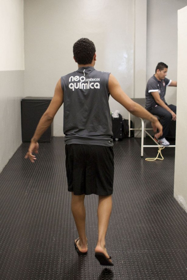 CORINTHIANS/BRASIL X INDEPENDIENTE/COLOMBIA - Dentinho nos vestiários antes da partida realizada esta noite no estádio do Pacaembu, válida pelo returno da fase de classificação da Copa Libertadores da América 2010