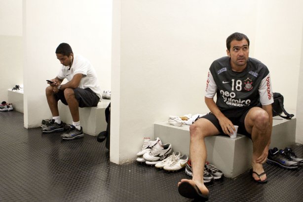 CORINTHIANS/BRASIL X INDEPENDIENTE/COLOMBIA - Jorge Henrique e Danilo nos vestiários antes da partida realizada esta noite no estádio do Pacaembu, válida pelo returno da fase de classificação da Copa Libertadores da América 2010