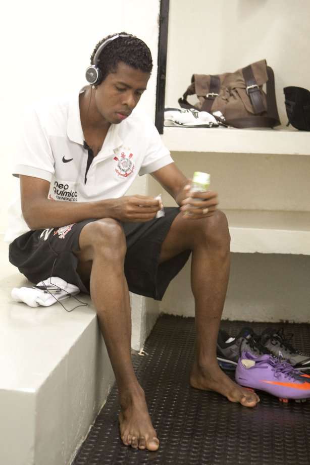 CORINTHIANS/BRASIL X INDEPENDIENTE/COLOMBIA - Moacir nos vestiários antes da partida realizada esta noite no estádio do Pacaembu, válida pelo returno da fase de classificação da Copa Libertadores da América 2010