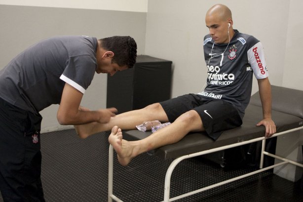 CORINTHIANS/BRASIL X INDEPENDIENTE/COLOMBIA - O enfermeiro Cleber Costa e Julio Cesar nos vestiários antes da partida realizada esta noite no estádio do Pacaembu, válida pelo returno da fase de classificação da Copa Libertadores da América 2010