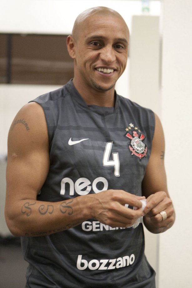 CORINTHIANS/BRASIL X INDEPENDIENTE/COLOMBIA - Roberto Carlos nos vestiários antes da partida realizada esta noite no estádio do Pacaembu, válida pelo returno da fase de classificação da Copa Libertadores da América 2010