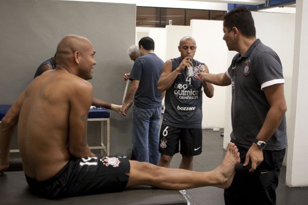 CORINTHIANS/BRASIL X INDEPENDIENTE/COLOMBIA - Souza; Roberto Carlos e o enfermeiro Cleber Costa nos vestiários antes da partida realizada esta noite no estádio do Pacaembu, válida pelo returno da fase de classificação da Copa Libertadores da América 2010