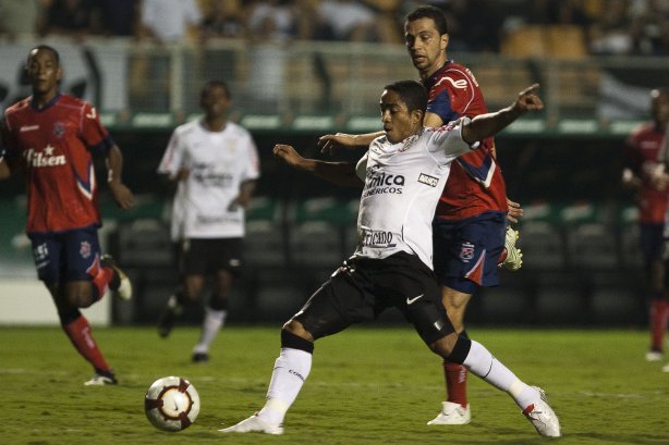 CORINTHIANS/BRASIL X INDEPENDIENTE/COLOMBIA - em um lance da partida realizada esta noite no estádio do Pacaembu, válida pelo returno da fase de classificação da Copa Libertadores da América 2010