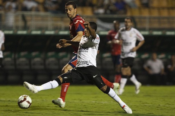 CORINTHIANS/BRASIL X INDEPENDIENTE/COLOMBIA - em um lance da partida realizada esta noite no estádio do Pacaembu, válida pelo returno da fase de classificação da Copa Libertadores da América 2010