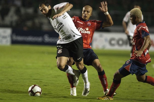 CORINTHIANS/BRASIL X INDEPENDIENTE/COLOMBIA - em um lance da partida realizada esta noite no estádio do Pacaembu, válida pelo returno da fase de classificação da Copa Libertadores da América 2010