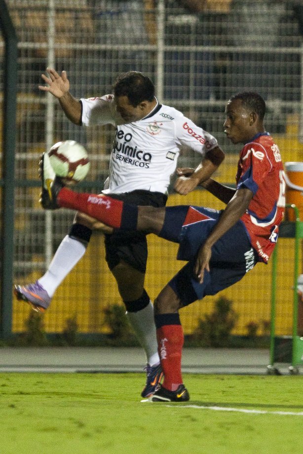 CORINTHIANS/BRASIL X INDEPENDIENTE/COLOMBIA - em um lance da partida realizada esta noite no estádio do Pacaembu, válida pelo returno da fase de classificação da Copa Libertadores da América 2010