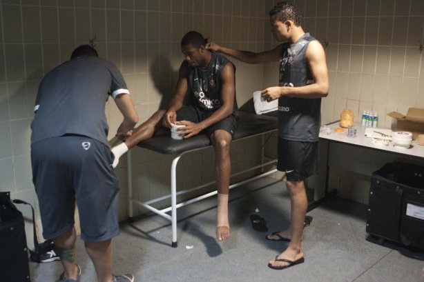 Jucilei e Dentinho nos vestiários antes da partida entre Flamengo x Corinthians válida pela Copa Santander Libertadores realizada no estádio do Maracanã