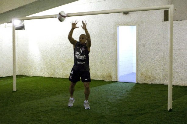 Roberto Carlos nos vestiários antes da partida entre Flamengo x Corinthians válida pela Copa Santander Libertadores realizada no estádio do Maracanã
