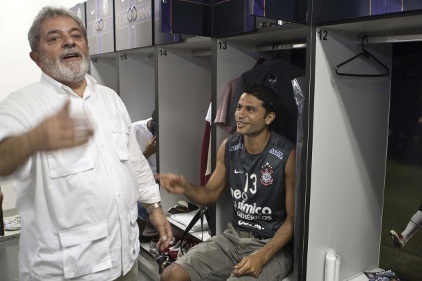 O presidente Luiz Inacio Lula da Silva, ao lado de William, visitou os jogadores antes do treino do Corinthians realizado esta tarde no Parque São Jorge. O próximo jogo do time será quarta-feira, dia 05/05, no Pacaembu, contra o Flamengo, jogo de volta das oitavas de final da Taca Santander Libertadores da América 2010; São Paulo, Brasil