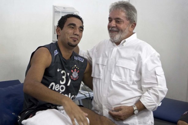 O presidente Luiz Inacio Lula da Silva, ao lado de Boquita que fez uma imitacao da sua voz, visitou os jogadores antes do treino do Corinthians realizado esta tarde no Parque São Jorge. O próximo jogo do time será quarta-feira, dia 05/05, no Pacaembu, contra o Flamengo, jogo de volta das oitavas de final da Taca Santander Libertadores da América 2010; São Paulo, Brasil