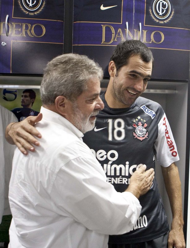 O presidente Luiz Inacio Lula da Silva, ao lado de Danilo, visitou os jogadores antes do treino do Corinthians realizado esta tarde no Parque São Jorge. O próximo jogo do time será quarta-feira, dia 05/05, no Pacaembu, contra o Flamengo, jogo de volta das oitavas de final da Taca Santander Libertadores da América 2010; São Paulo, Brasil