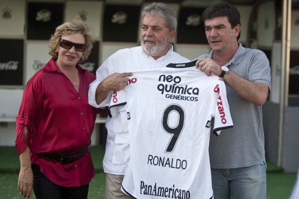 O presidente Luiz Inacio Lula da Silva, ao lado de Dna Marisa Leticia e do presidente do Corinthians Andres Sanchez, visitou os jogadores antes do treino do Corinthians realizado esta tarde no Parque São Jorge. O próximo jogo do time será quarta-feira, dia 05/05, no Pacaembu, contra o Flamengo, jogo de volta das oitavas de final da Taca Santander Libertadores da América 2010; São Paulo, Brasil