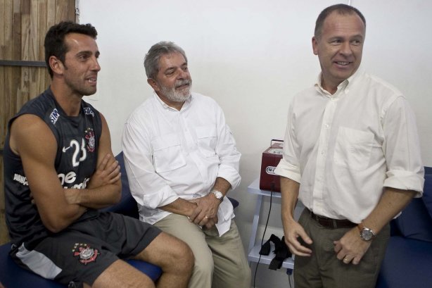 O presidente Luiz Inacio Lula da Silva, ao lado de Edu Gaspar e do técnico Mano Menezes, visitou os jogadores antes do treino do Corinthians realizado esta tarde no Parque São Jorge. O próximo jogo do time será quarta-feira, dia 05/05, no Pacaembu, contra o Flamengo, jogo de volta das oitavas de final da Taca Santander Libertadores da América 2010; São Paulo, Brasil