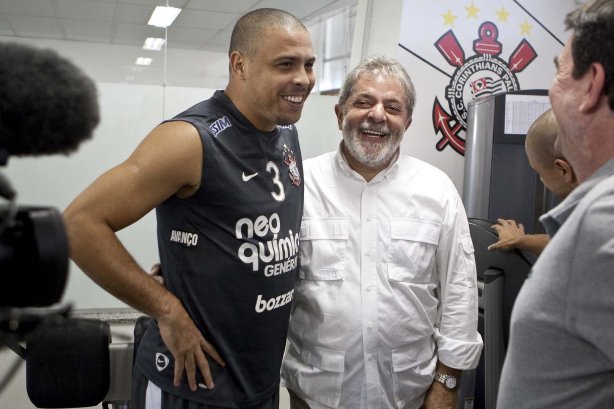O presidente Luiz Inacio Lula da Silva, ao lado de Ronaldo, visitou os jogadores antes do treino do Corinthians realizado esta tarde no Parque São Jorge. O próximo jogo do time será quarta-feira, dia 05/05, no Pacaembu, contra o Flamengo, jogo de volta das oitavas de final da Taca Santander Libertadores da América 2010; São Paulo, Brasil