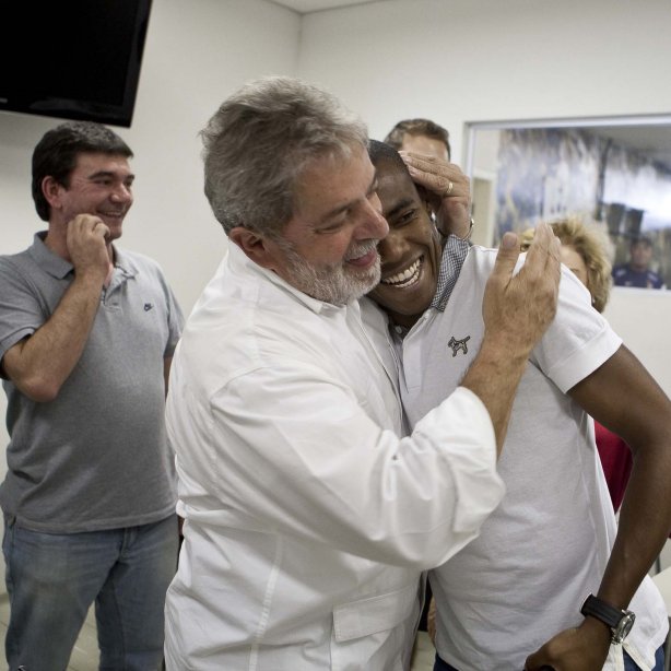 O presidente Luiz Inacio Lula da Silva, ao lado de Elias, visitou os jogadores antes do treino do Corinthians realizado esta tarde no Parque São Jorge. O próximo jogo do time será quarta-feira, dia 05/05, no Pacaembu, contra o Flamengo, jogo de volta das oitavas de final da Taca Santander Libertadores da América 2010; São Paulo, Brasil