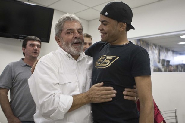 O presidente Luiz Inacio Lula da Silva, ao lado de Dentinho, visitou os jogadores antes do treino do Corinthians realizado esta tarde no Parque São Jorge. O próximo jogo do time será quarta-feira, dia 05/05, no Pacaembu, contra o Flamengo, jogo de volta das oitavas de final da Taca Santander Libertadores da América 2010; São Paulo, Brasil