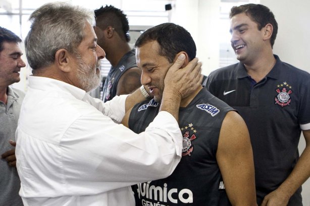 O presidente Luiz Inacio Lula da Silva, ao lado de Iarley, visitou os jogadores antes do treino do Corinthians realizado esta tarde no Parque São Jorge. O próximo jogo do time será quarta-feira, dia 05/05, no Pacaembu, contra o Flamengo, jogo de volta das oitavas de final da Taca Santander Libertadores da América 2010; São Paulo, Brasil