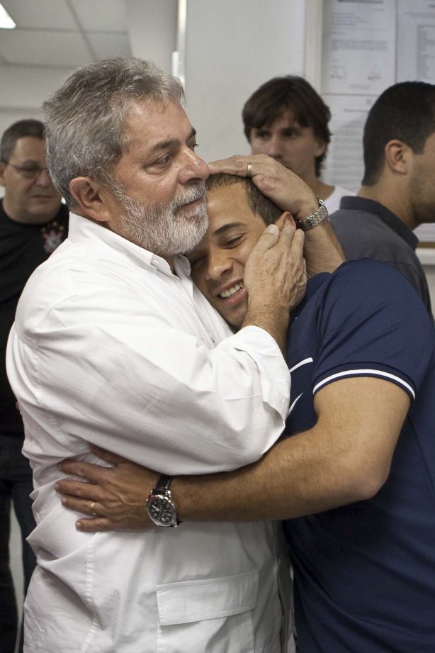 O presidente Luiz Inacio Lula da Silva, ao lado de Morais, visitou os jogadores antes do treino do Corinthians realizado esta tarde no Parque São Jorge. O próximo jogo do time será quarta-feira, dia 05/05, no Pacaembu, contra o Flamengo, jogo de volta das oitavas de final da Taca Santander Libertadores da América 2010; São Paulo, Brasil