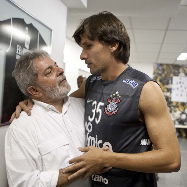 O presidente Luiz Inacio Lula da Silva, ao lado de Paulo André, visitou os jogadores antes do treino do Corinthians realizado esta tarde no Parque São Jorge. O próximo jogo do time será quarta-feira, dia 05/05, no Pacaembu, contra o Flamengo, jogo de volta das oitavas de final da Taca Santander Libertadores da América 2010; São Paulo, Brasil